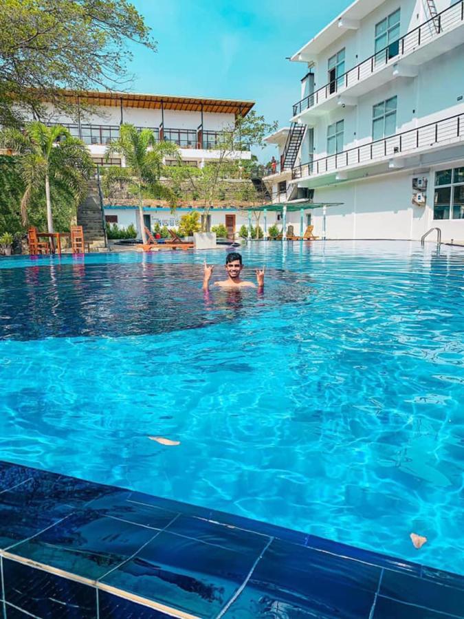 Saru Blue Sapphire Hotel Udawalawe Exterior photo