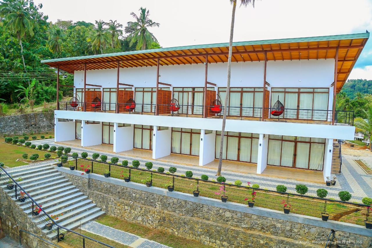 Saru Blue Sapphire Hotel Udawalawe Exterior photo
