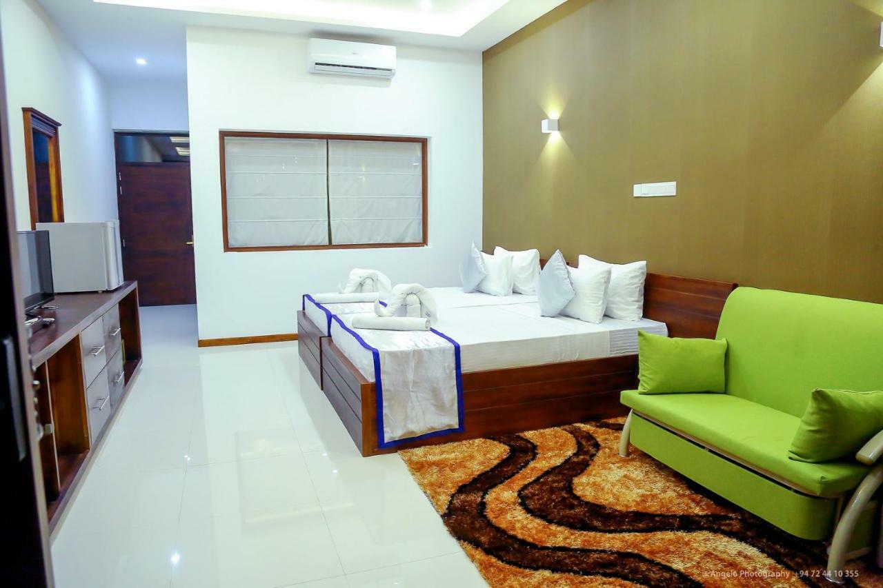 Saru Blue Sapphire Hotel Udawalawe Exterior photo