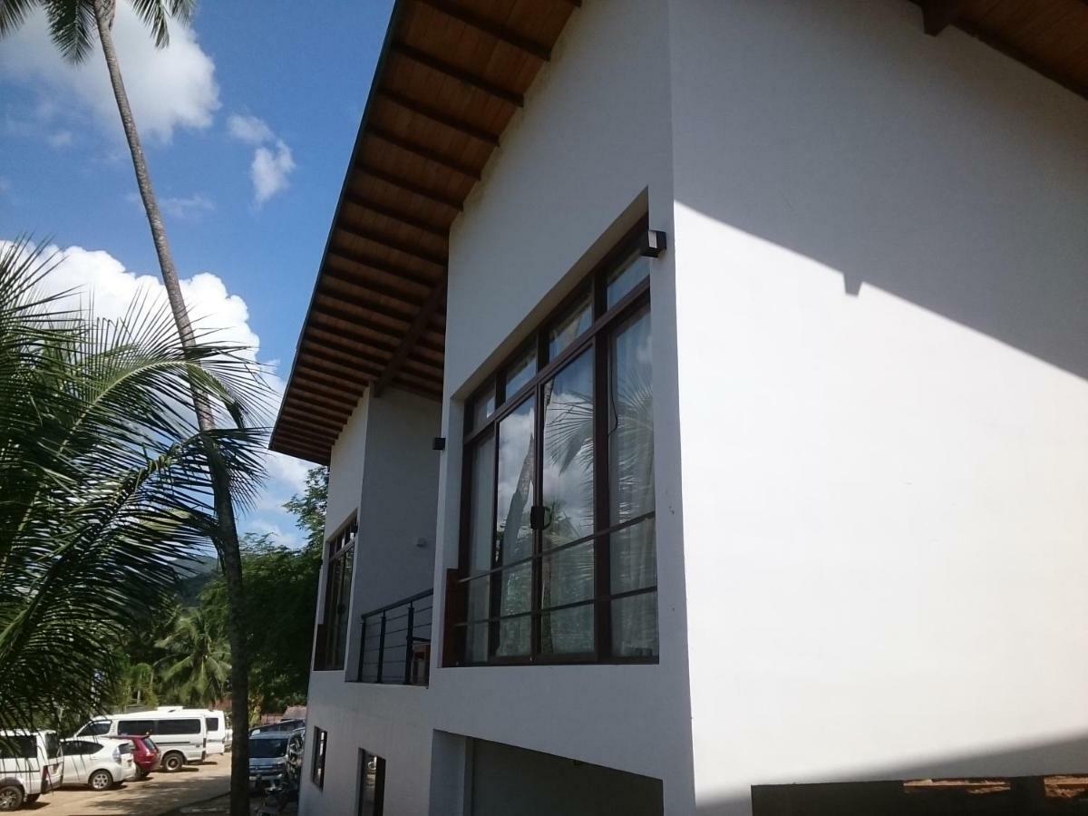 Saru Blue Sapphire Hotel Udawalawe Exterior photo